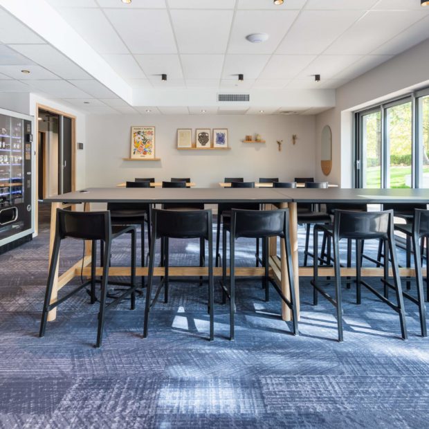 Location de salles de réunion équipées pour vos événements professionnels 6 Location bureaux à Nantes, open spaces, domiciliation et salles de réunion à Nantes - Whome